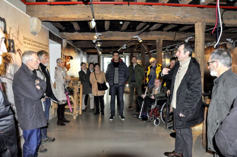 El grupo en una sala del museo