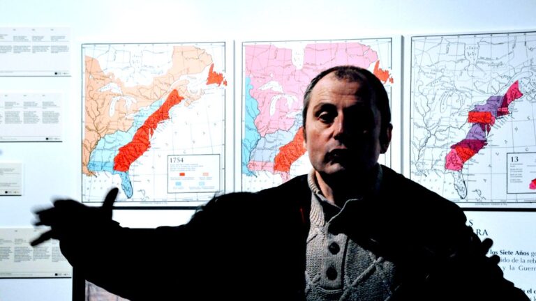 El guía ante unos mapas