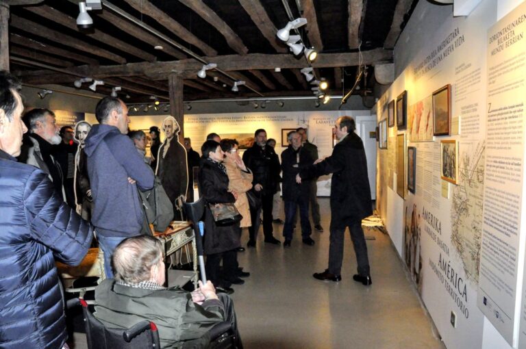 El grupo en la sala de exposición
