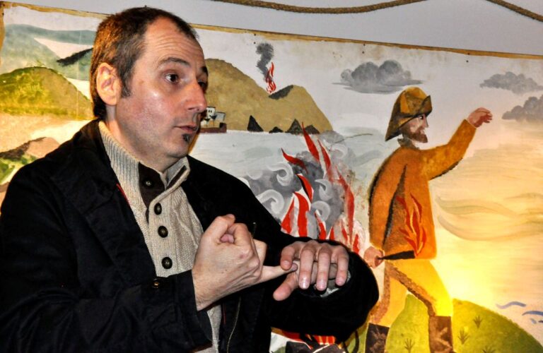 El guía ante un mural