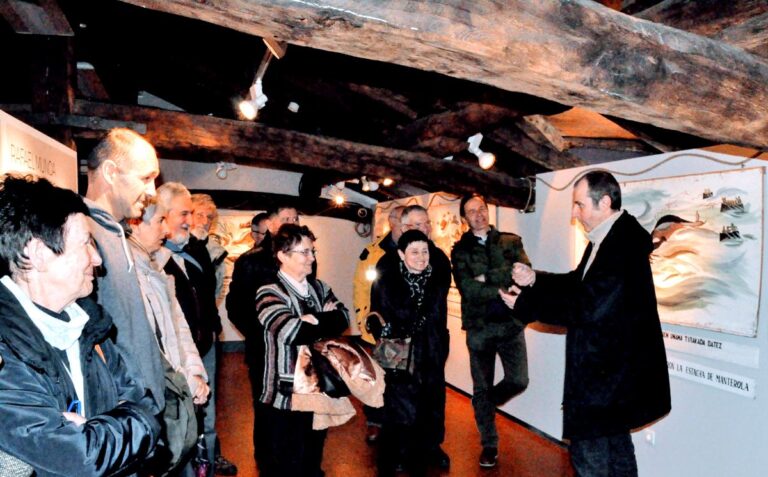 El grupo en una sala del museo