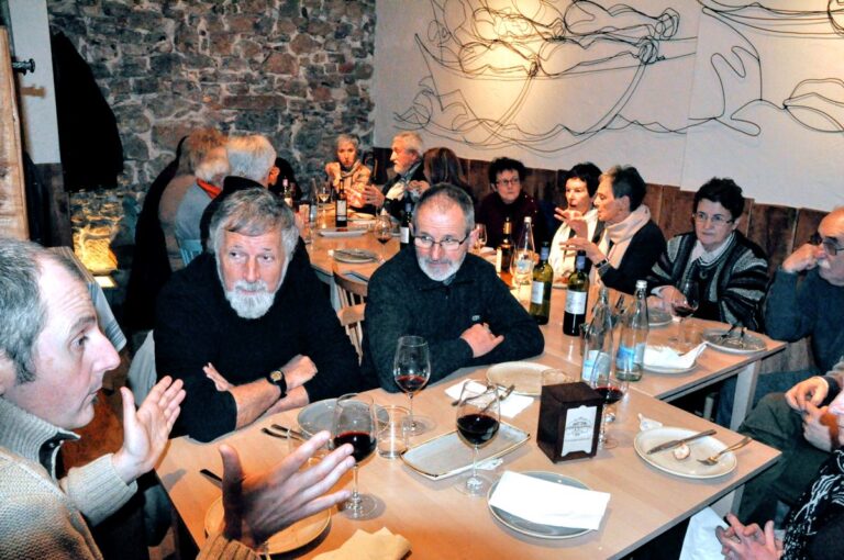 El grupo en la mesa