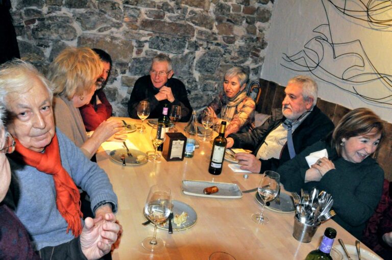 El grupo en la mesa