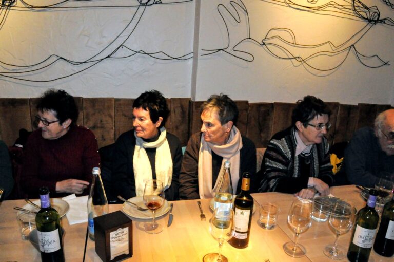 El grupo en la mesa