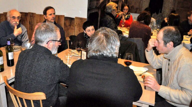 El grupo en la mesa