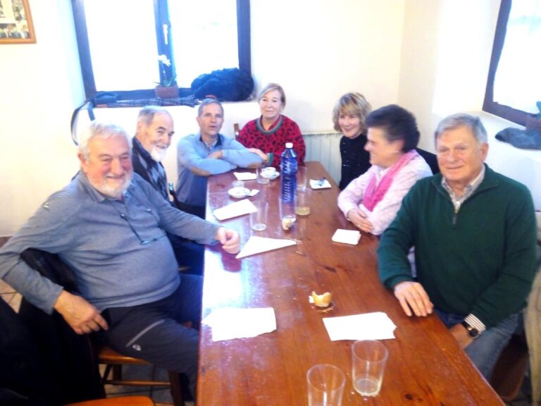 El grupo en la mesa