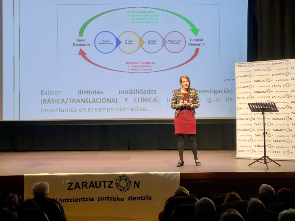 Miren Altuna durante la charla, ante una de las diapositivas