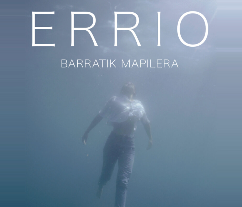 Cartel de la película «Errio, barratik Mapilera»: una persona sumergida en el agua