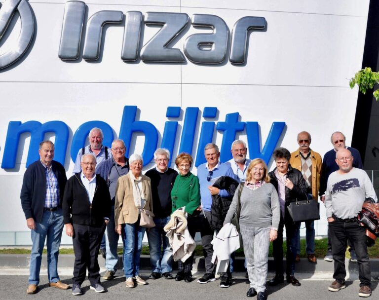 El grupo delante de la fachada de Irizar e-mobility