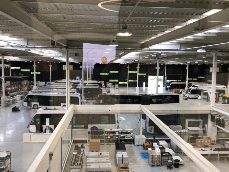 La nave de la fábrica con autobuses eléctricos