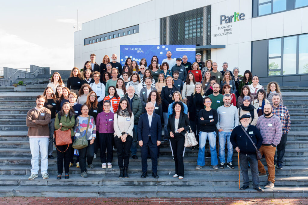 Foto de grupo de las personas participantes en el II Encuentro de Jakindari
