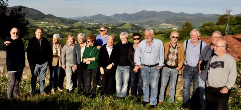 El grupo con el paisaje de Larraul de fondo