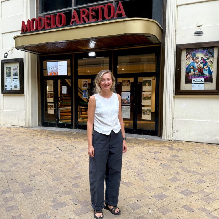 Arantzazu Lizartza Modelo aretoaren aurrean