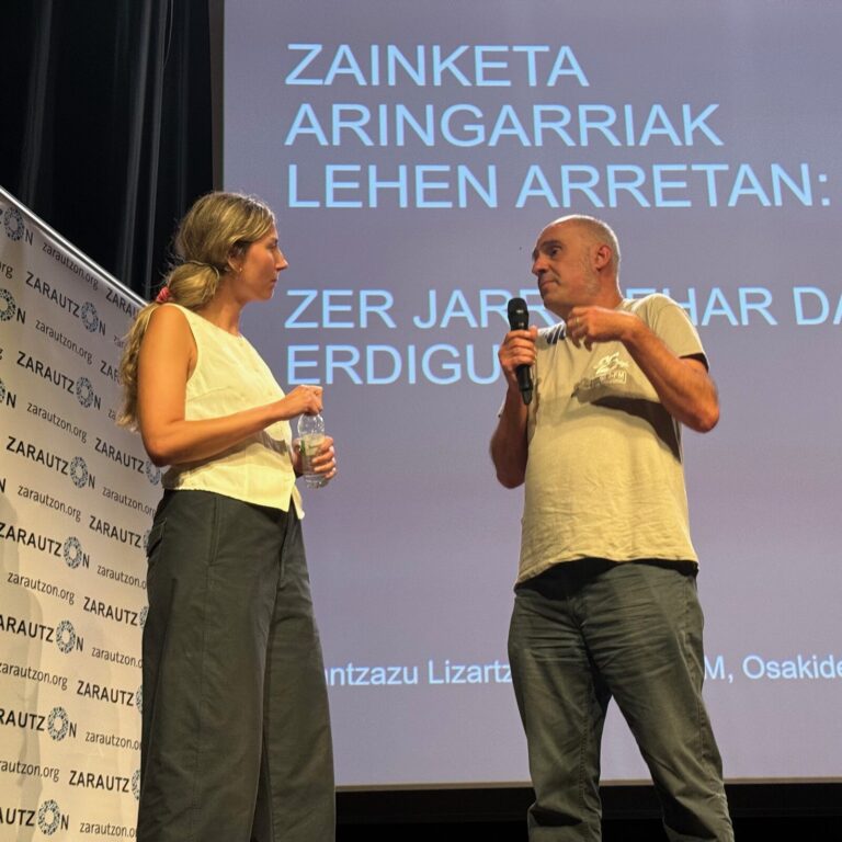 Arantzazu Lizartza eszenatokian, mikrofonoa duen gizon batekin
