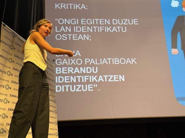 Arantzazu Lizartza «Kritika» diapositibaren aurrean