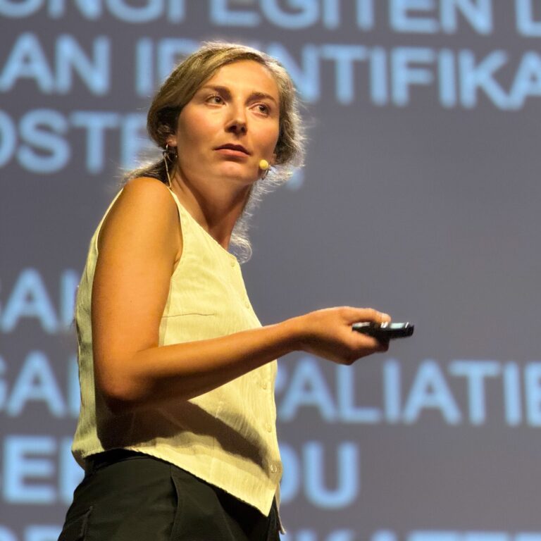 Arantzazu Lizartza hitz egiten, kontrol urrunekoa eskuan