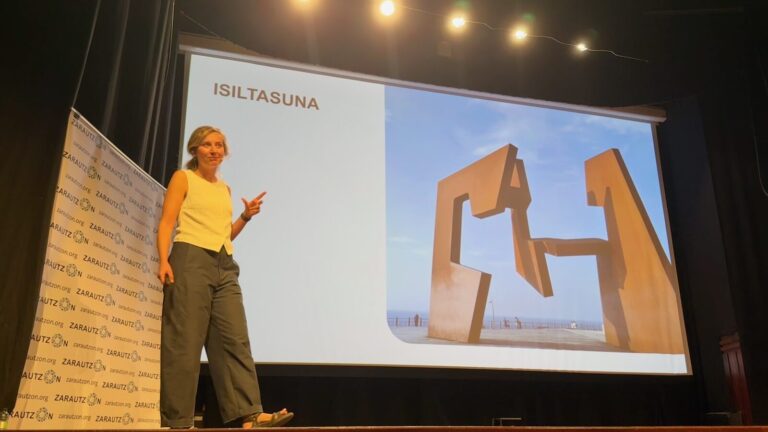 Arantzazu Lizartza «Isiltasuna» diapositibaren aurrean