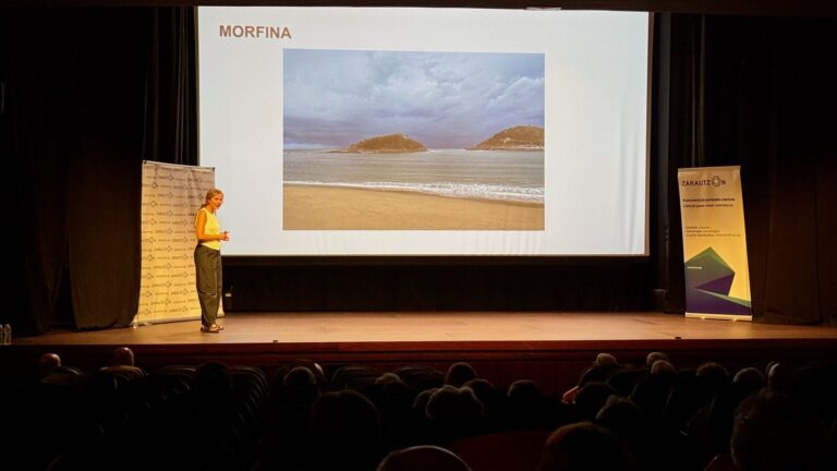 Modelo aretoa «Morfina» diapositibarekin