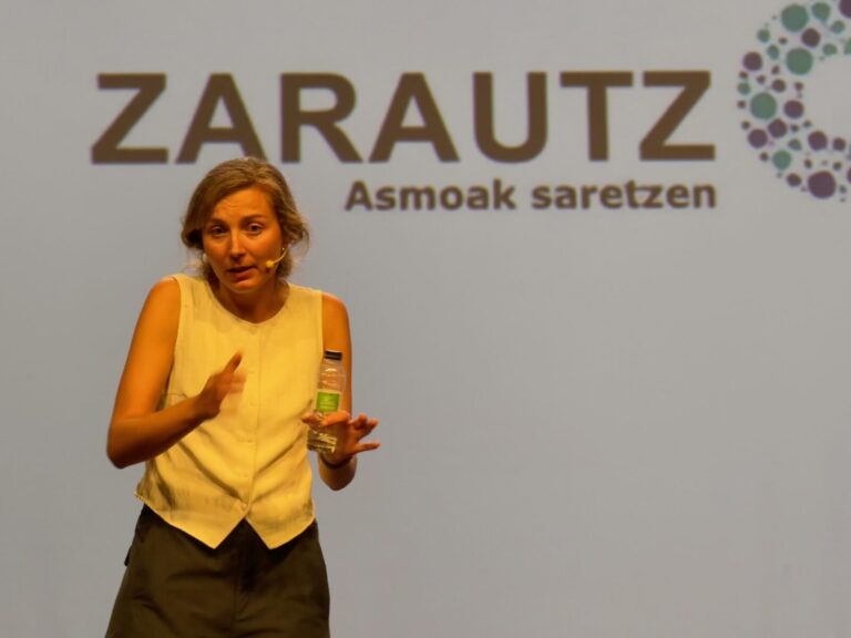 Arantzazu Lizartza hitz egiten