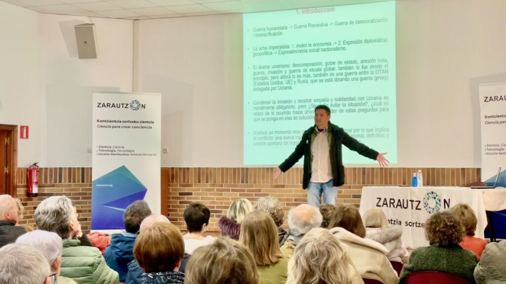Charla «La guerra de Ucrania y la invasión rusa» con Asier Blas Mendoza, 7 de marzo de 2023 (3/10): Asier Blas ante la proyección