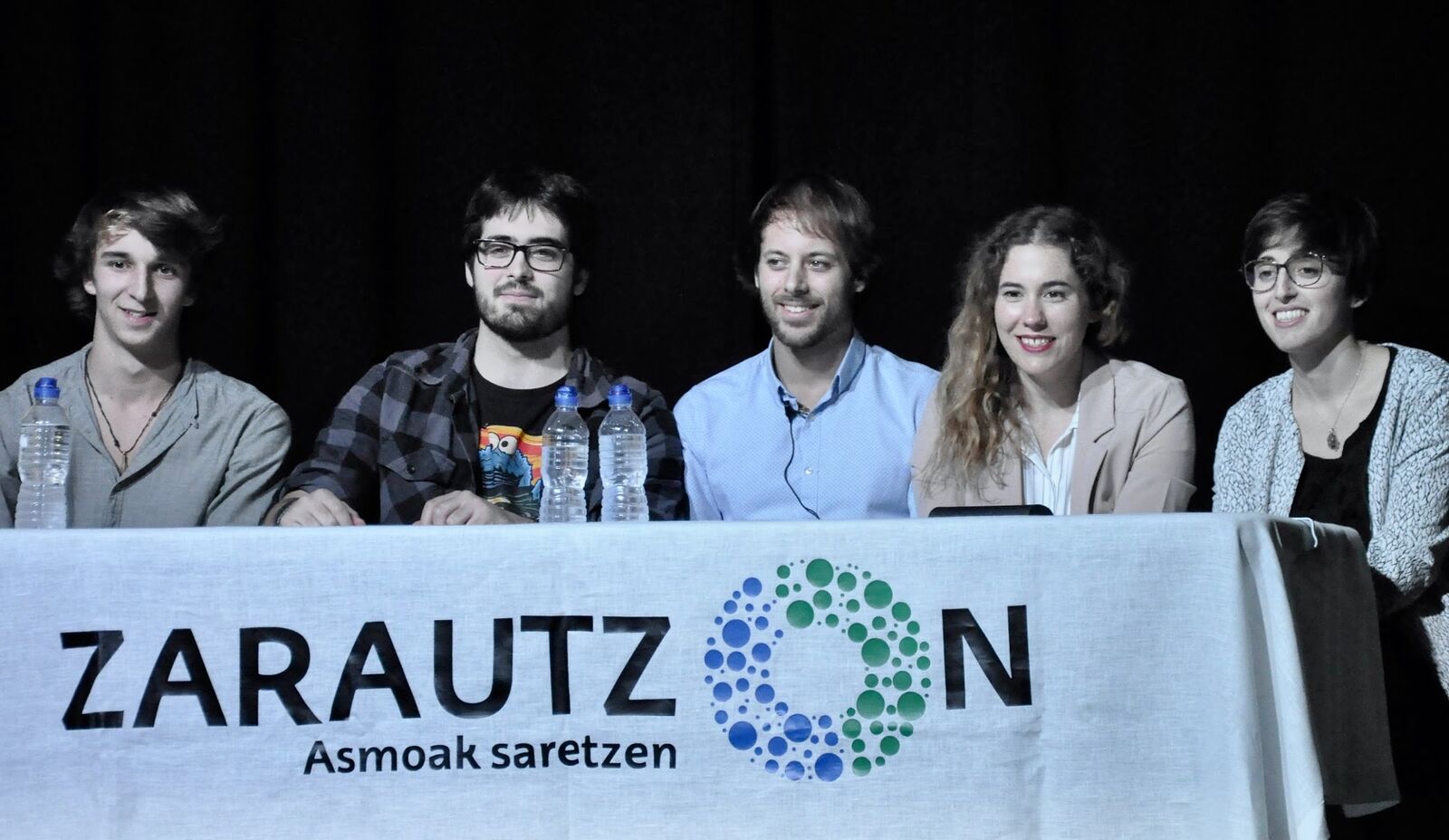 Los cinco jóvenes ponentes en la mesa de ZarautzOn