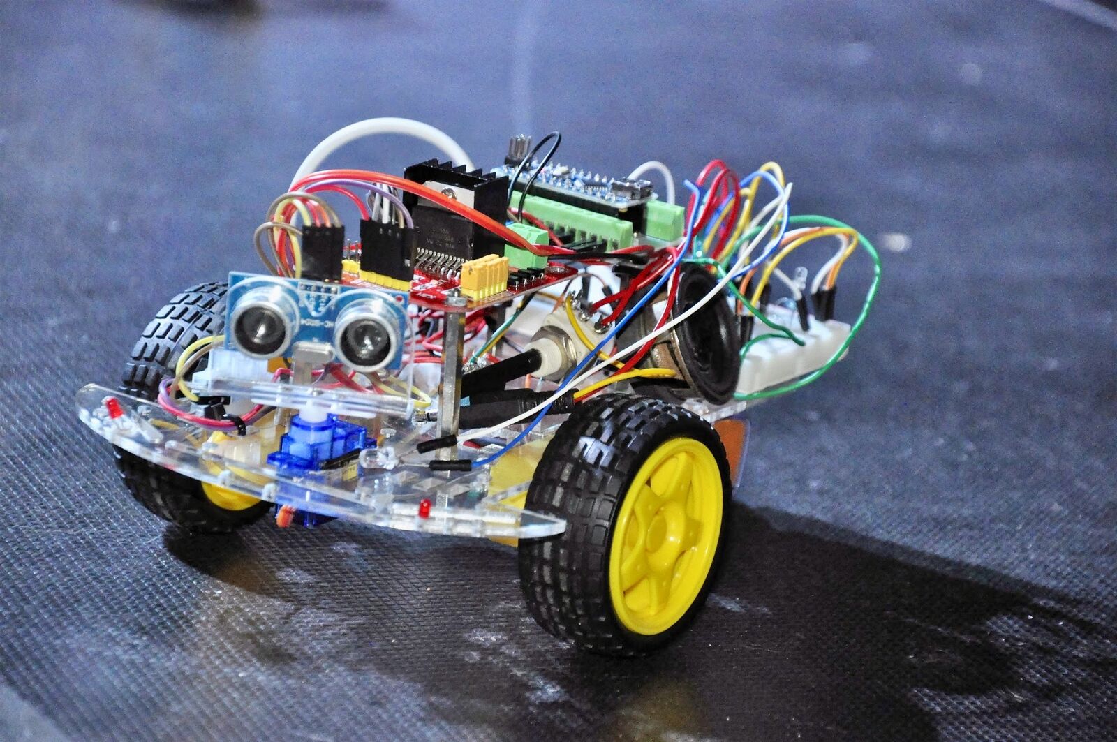 Uno de los robots presentados durante el acto