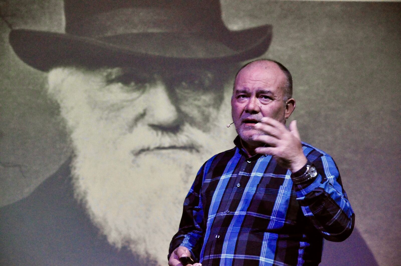 El invitado durante su charla, con un retrato proyectado