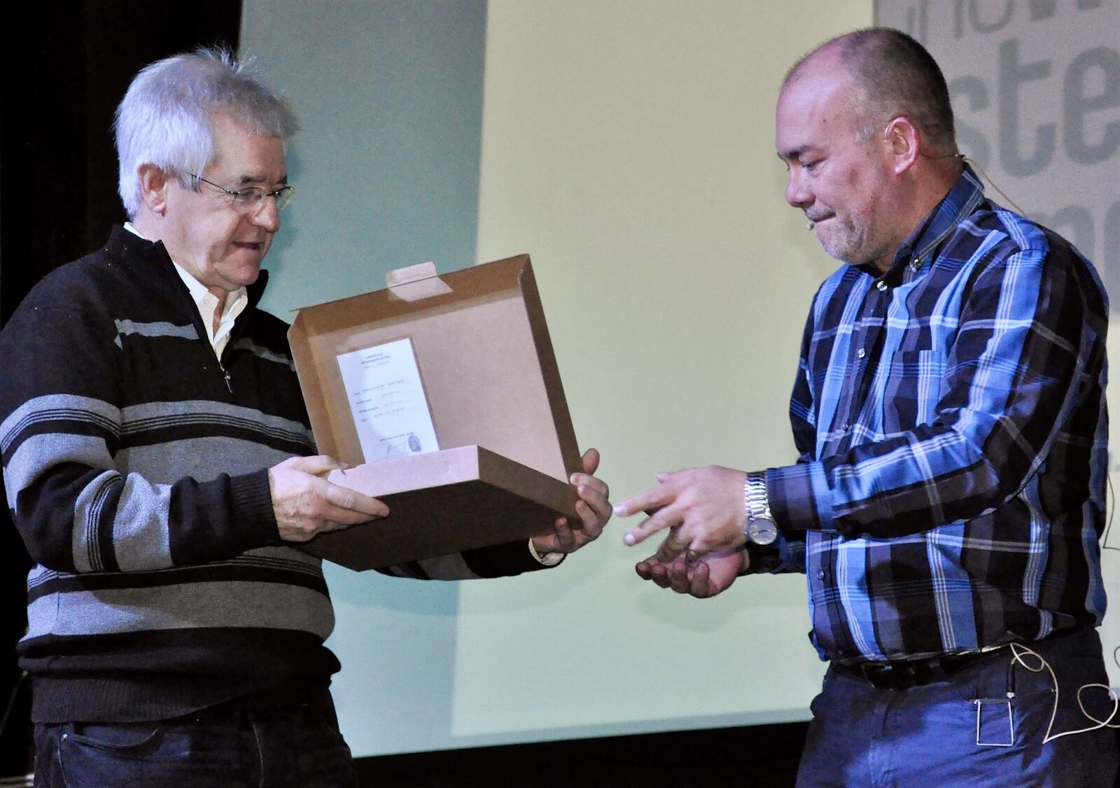 Entrega de un obsequio al invitado