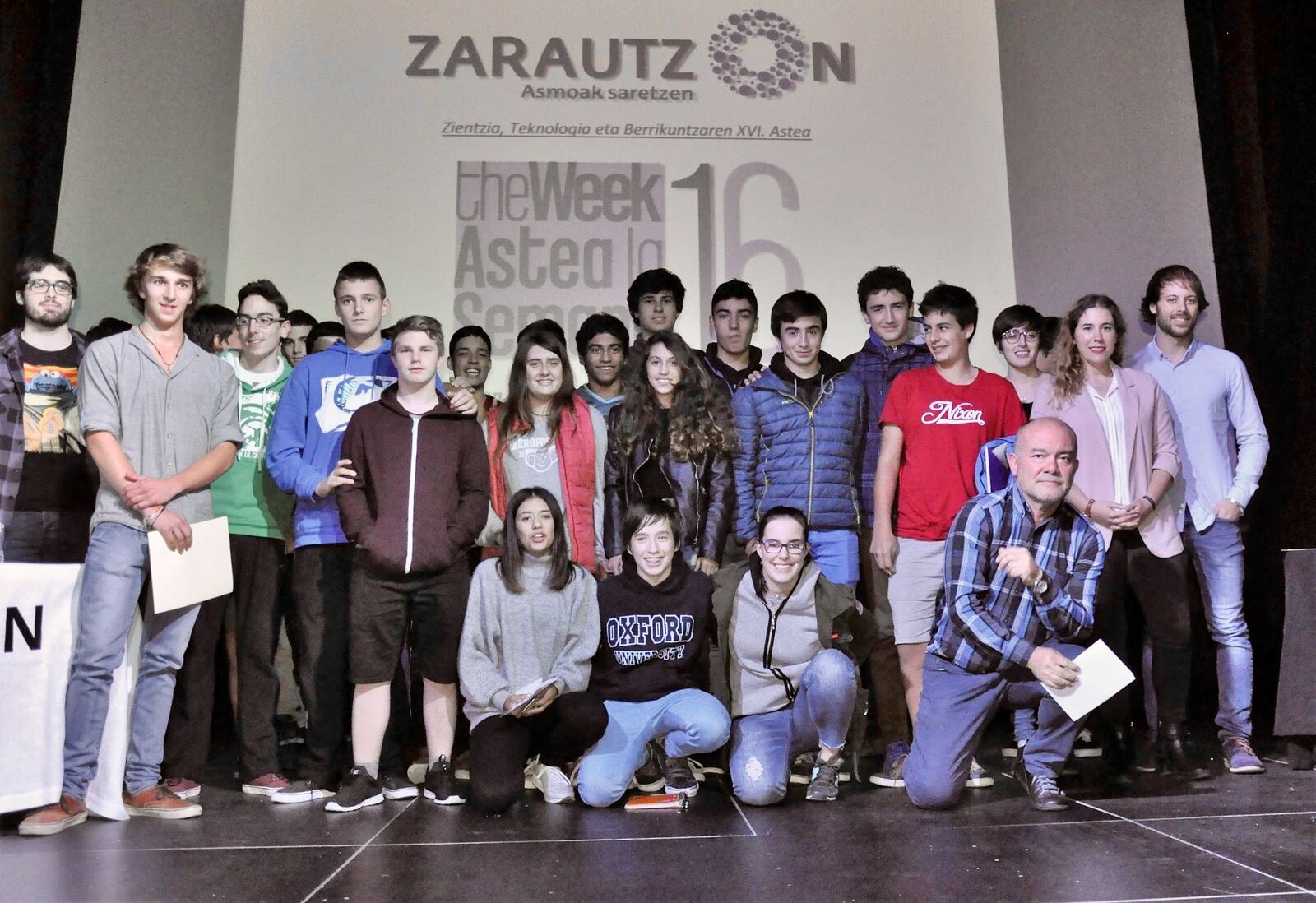 Foto de grupo con el alumnado en el escenario