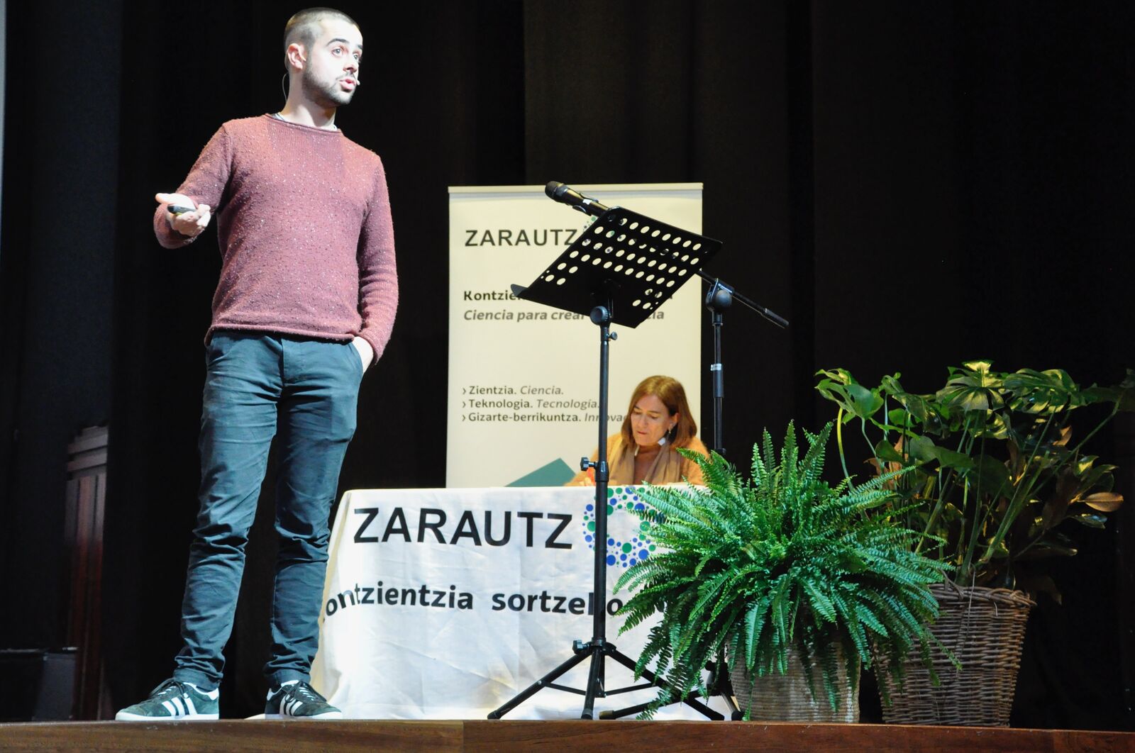 Ikerlari gazteetako bat bere hitzaldian