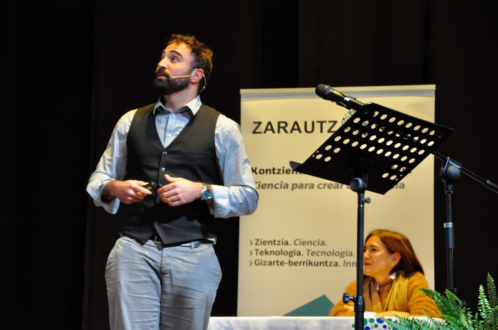 Itxierako hitzaldiko hizlaria bere esku-hartzean