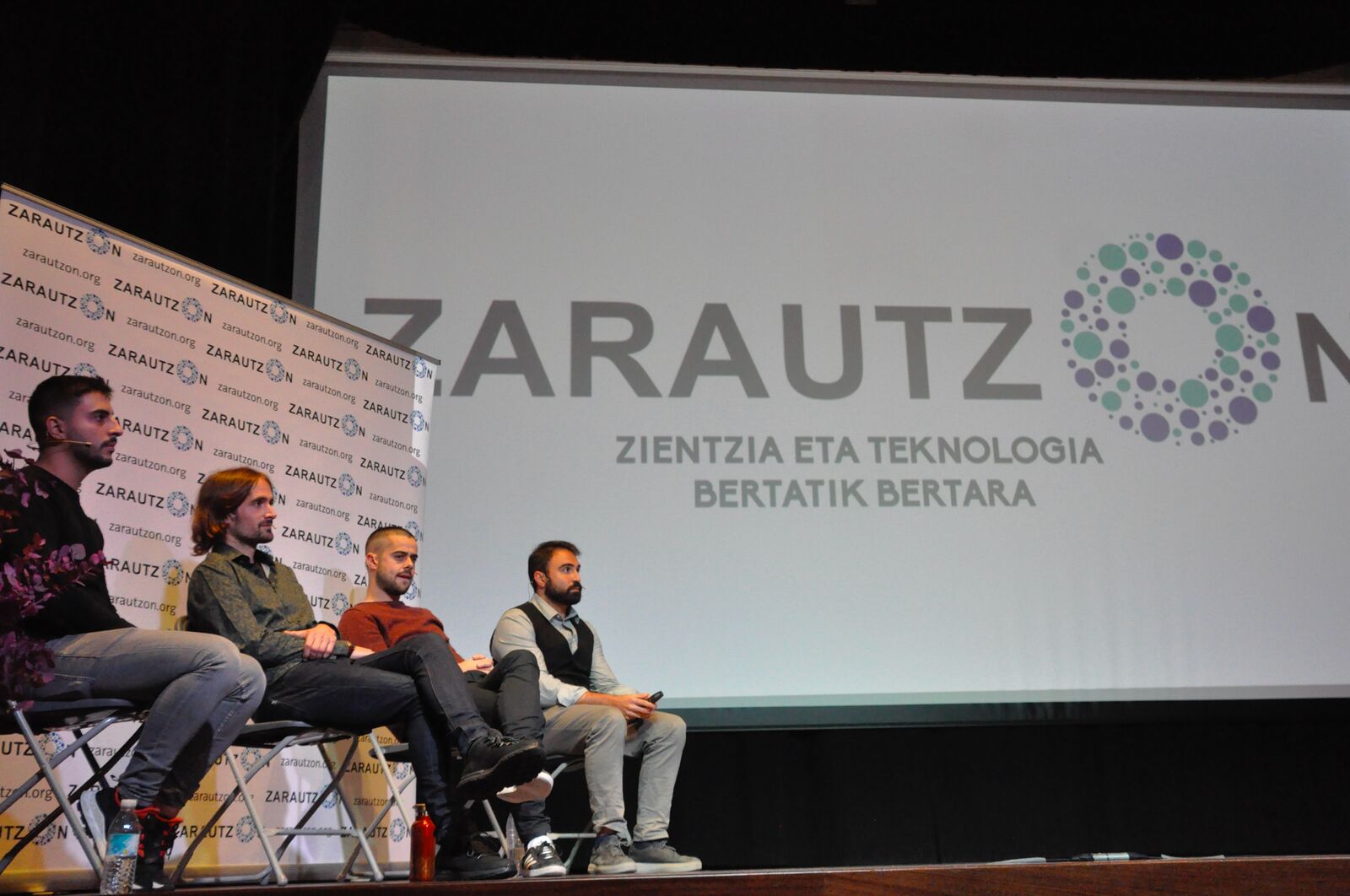 Parte-hartzaileak agertokian, ZarautzOnen pantailaren aurrean